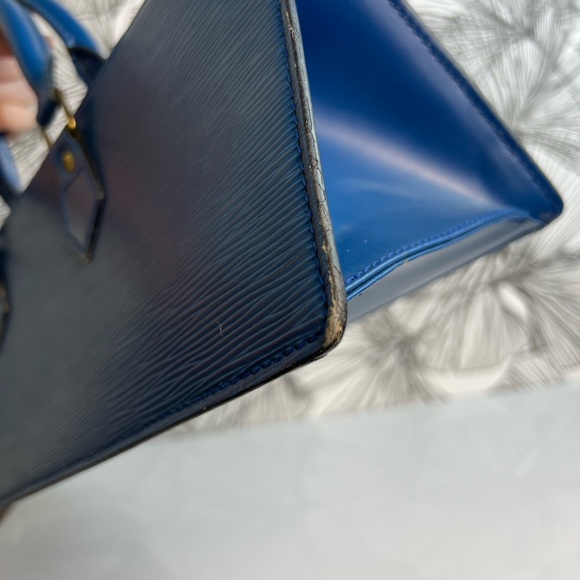 Set Luis Vuitton Epi Triangle Bag - Picture 5 of 16